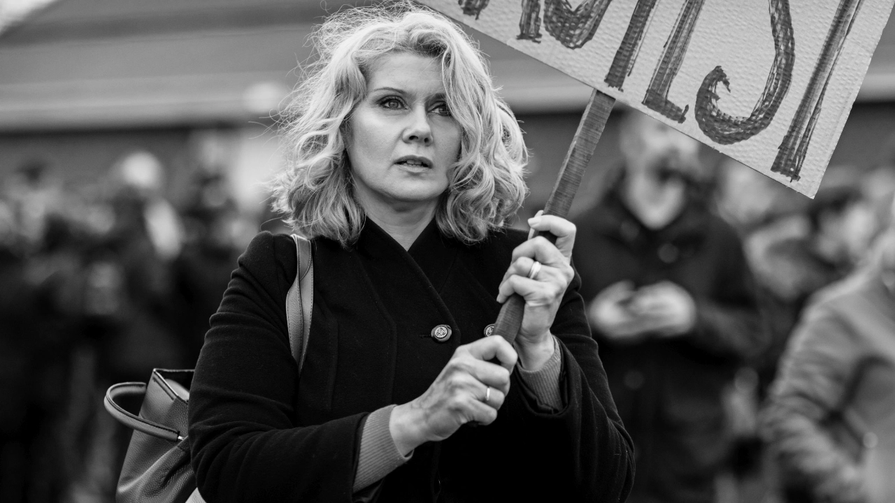 Demonstrierende Frau retro