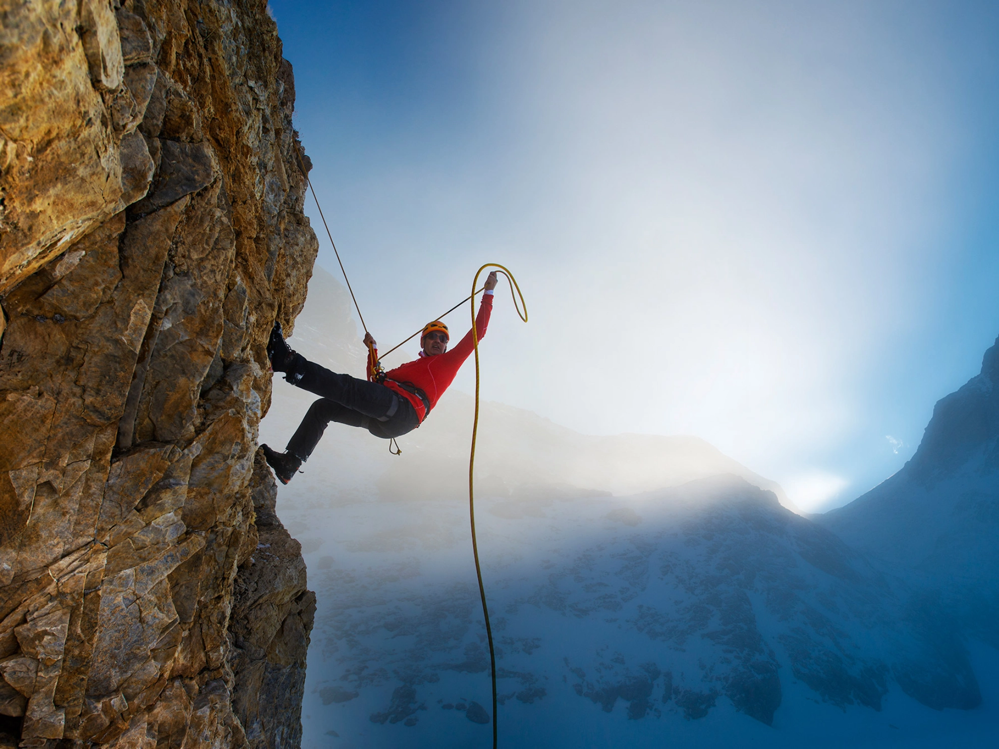 Extremsport: Mann klettert am Berg
