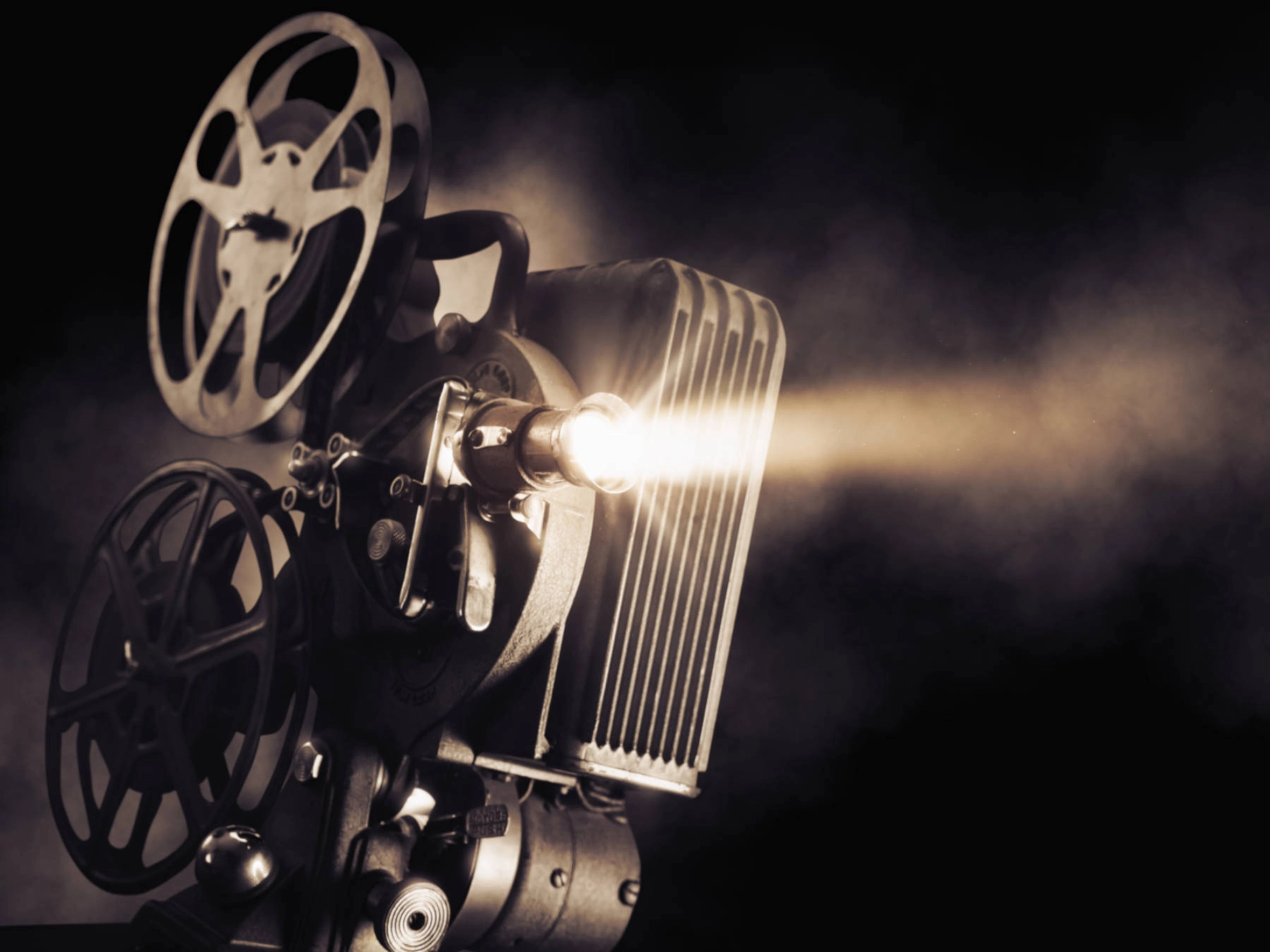 Filmprojektor leuchtet im Dunkeln