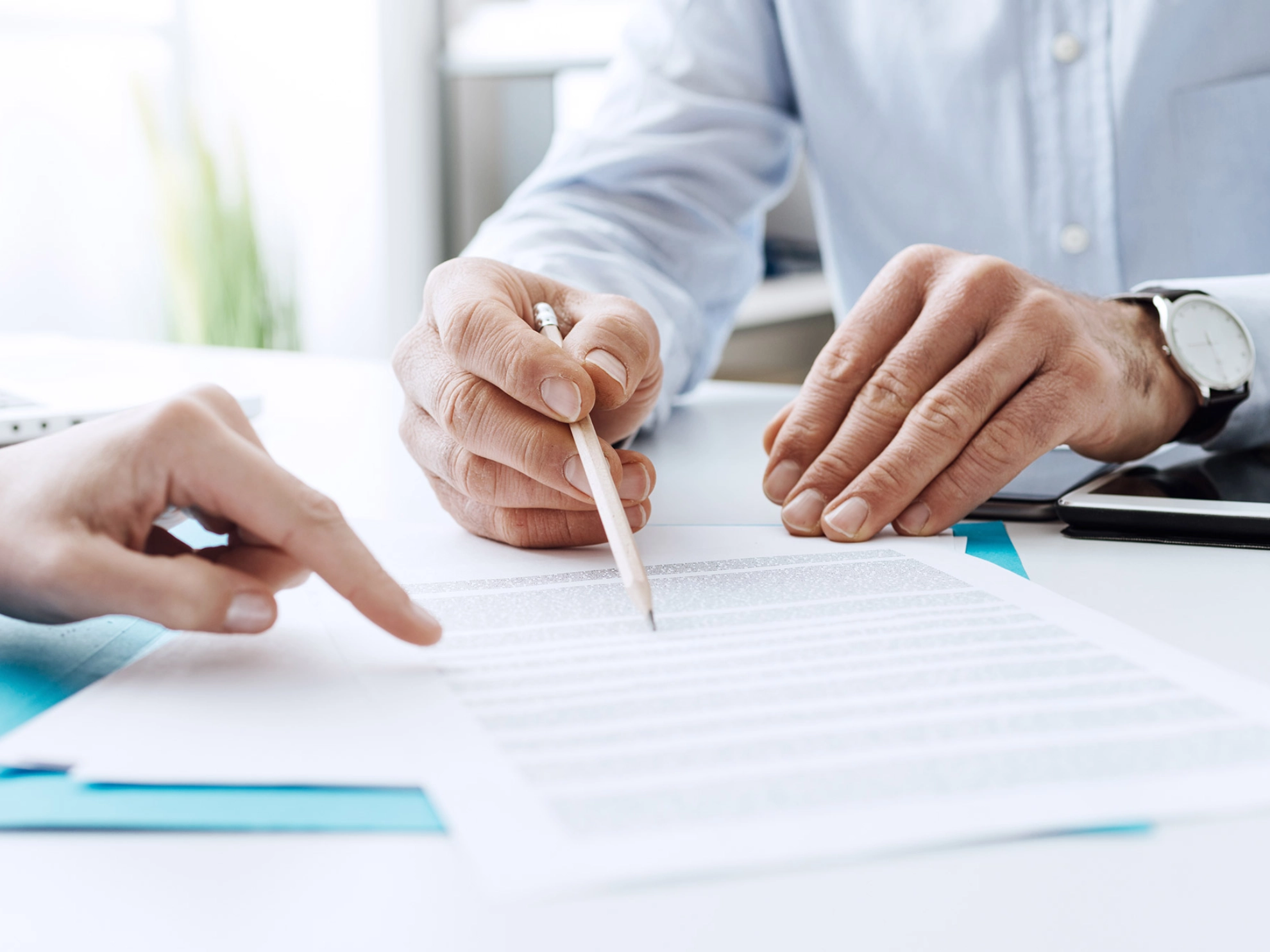 Beratungssituation an einem Schreibtisch