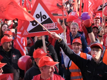 4.000 Metaller*innen heute bei 3. Tarifverhandlung in Augsburg dabei - Wir auch