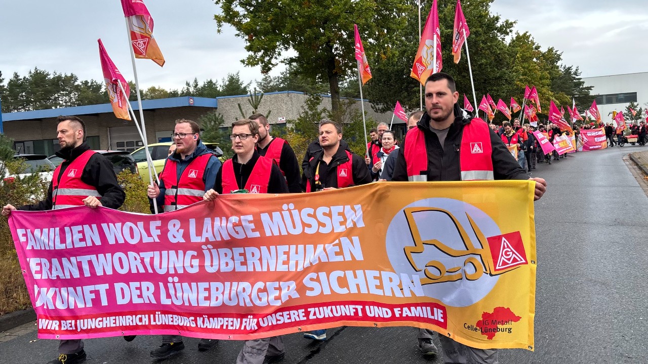 Beschäftigte von Jungheinrich in Lüneburg bei einem Warnstreik