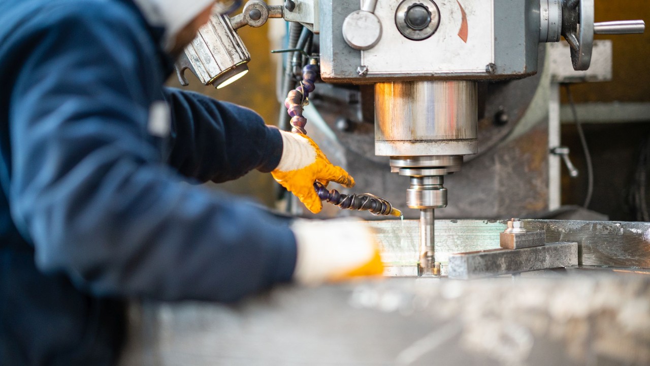 Arbeiter an der Fräsmaschine