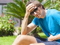 Kranker Mann im Urlaub